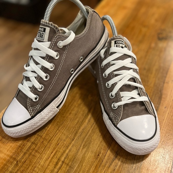 Converse Chuck Taylor Low Top Gray Sneakers - Picture 1 of 8